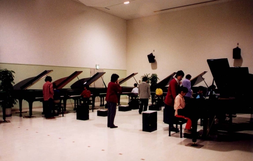 Eleven grand pianos were used for rehearsals (one for the teacher's demonstration)